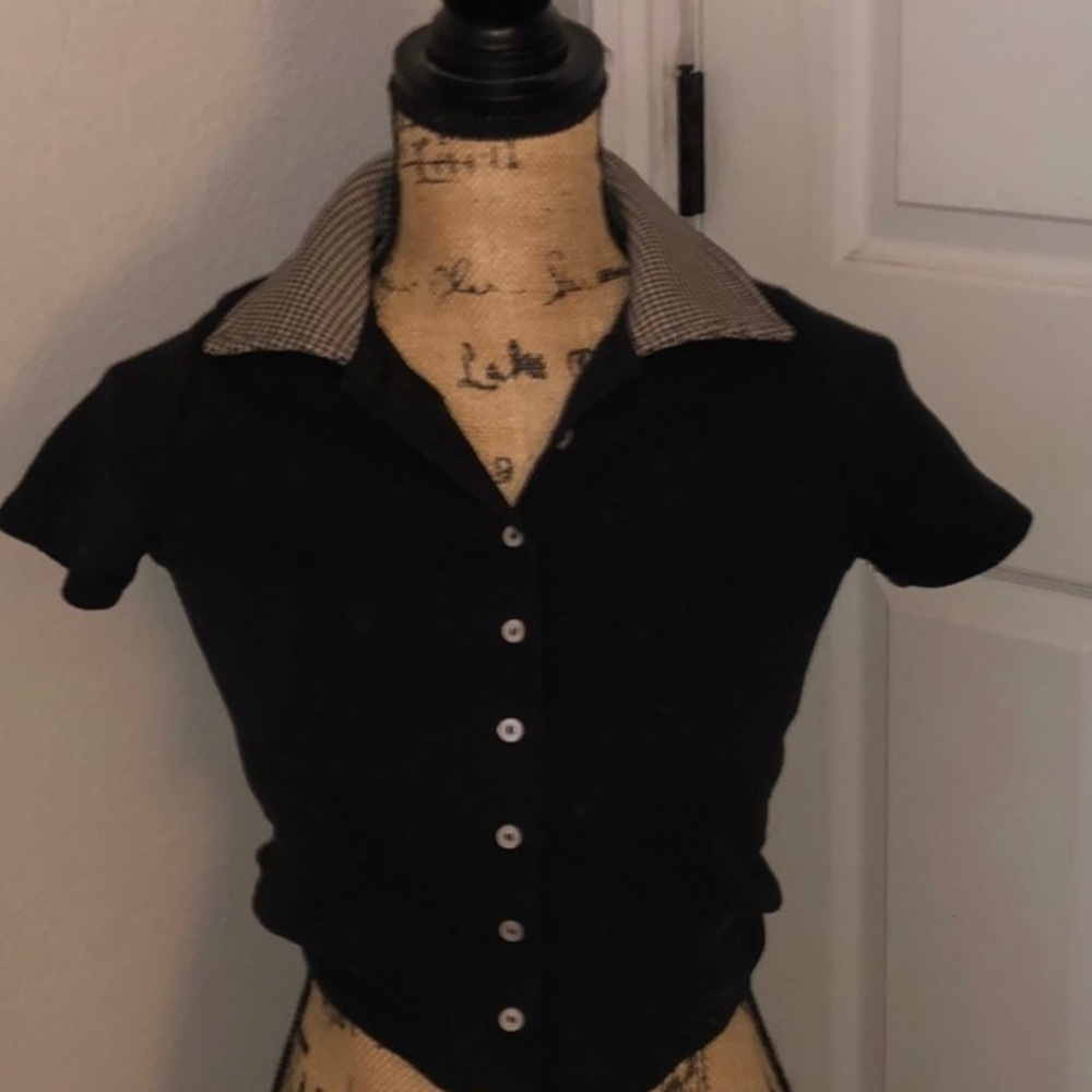 cropped black collard shirt